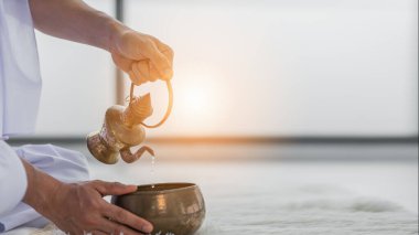 Thai geleneği ve bazı Asyalı Budistler Budizm törenini bitirdiklerinde ya da güneş ışığıyla dua ettiklerinde merasim suyu dökerler.