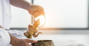 Thai geleneği ve bazı Asyalı Budistler Budizm törenini bitirdiklerinde ya da güneş ışığıyla dua ettiklerinde merasim suyu dökerler.