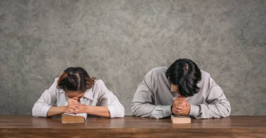 Dindar Asyalı çiftlerin Hıristiyanlık geçmişi kilisede Tanrı 'nın kutsaması için dua ediyor.