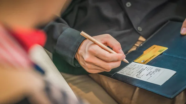 Оплата Кредитною Карткою Рахунок Ковзання Ручкою Тримає Ручку Готова Підписати — стокове фото