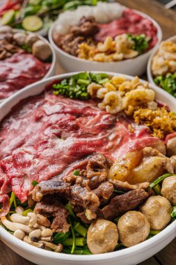 Tayland usulü erişteli erişte kasesi. Dilimlenmiş sığır eti, yahni, sığır eti köftesi ve çeşitli dilimlenmiş sığır eti.