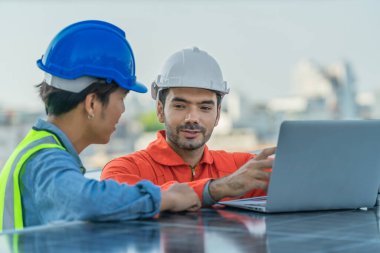 Güneş çatısı sistemi için Kafkas ve Asya servis ve bakım mühendisliği ekibi tesisin çatısına kurulmuş güneş pili panellerinin enerji performansını kontrol ediyor