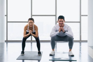 Spor giyim ve spor antrenmanı ve spor antrenmanlarında spor salonunda spor ve spor salonunda birlikte esneme sporu yapan çeşitli atletik çiftler. Atletizm çifti sağlıklı ve sağlıklı yaşam tarzı