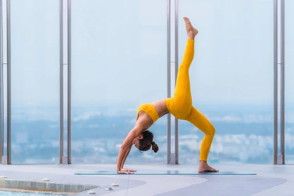 Athletic Asian Woman Practice Yoga Workout Training Poses Showing Body — Stock Photo, Image