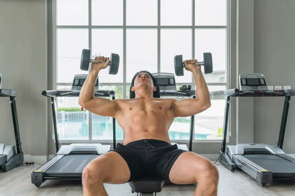 Kaukasischer Adoult Athletischer Mann Beim Gewichtheben Mit Hantel Auf Bank — Stockfoto