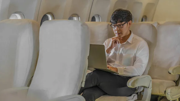 Aziatische Zakenman Passagier Zitten Vliegtuig Cabine Met Behulp Van Laptop — Stockfoto