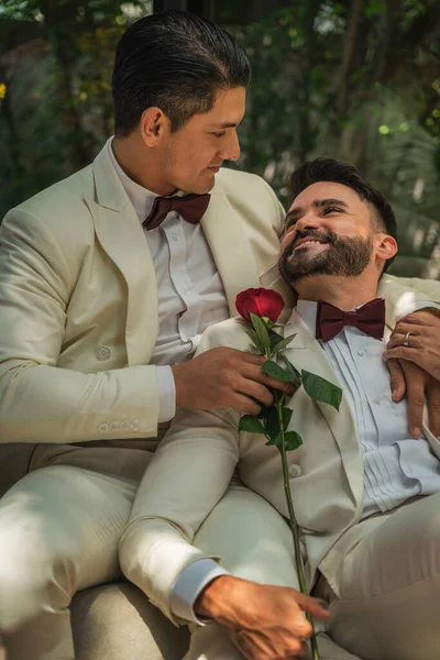 Kaukasiska Hbtq Homosexuella Par Som Har Trevligt Vardagsrummet Kramas Tillsammans — Stockfoto