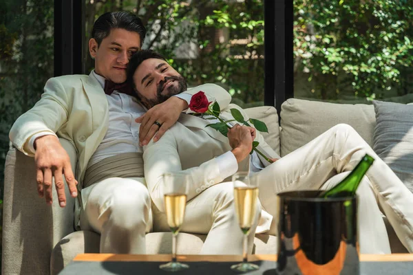 Casal Gay Lgbt Caucasiano Divertindo Sala Estar Abraçando Juntos Cerimônia — Fotografia de Stock