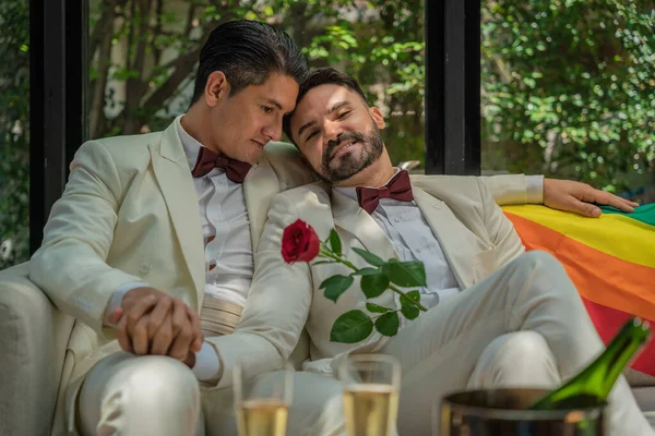 Casal Gay Lgbtq Caucasiano Tendo Bom Tempo Sentado Sala Estar — Fotografia de Stock