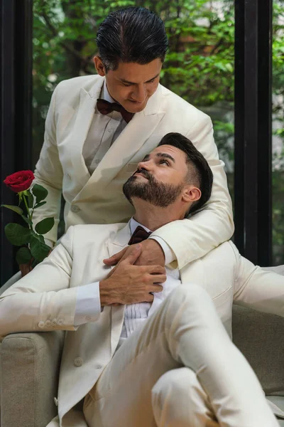 Casal Gay Lgbtq Caucasiano Ter Bom Tempo Juntos Sentado Sala — Fotografia de Stock
