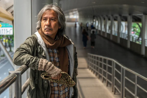 Ázsiai Öreg Hajléktalan Férfi Portréja Kétségbeesettnek Tűnik Városban Szegénység Hajléktalanok — Stock Fotó