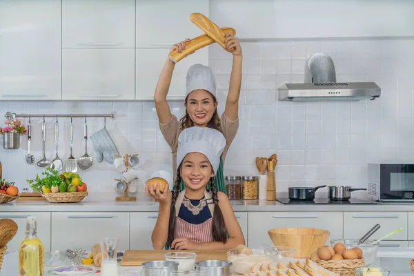 Asiatique Mère Petite Fille Avoir Amusant Cuisson Boulangerie Ensemble Dans — Photo