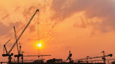 Gün batımında kule vinci olan inşaat alanı silueti. mühendislik ve mimari siluet arkaplan