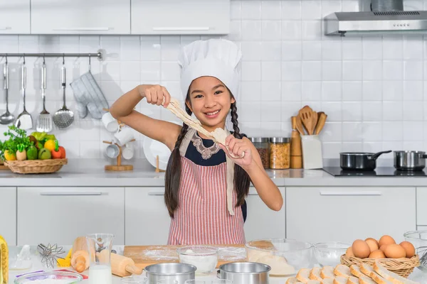 Retrato Niña Asiática Cocina Panadería Mostrando Panadería Casa — Foto de Stock
