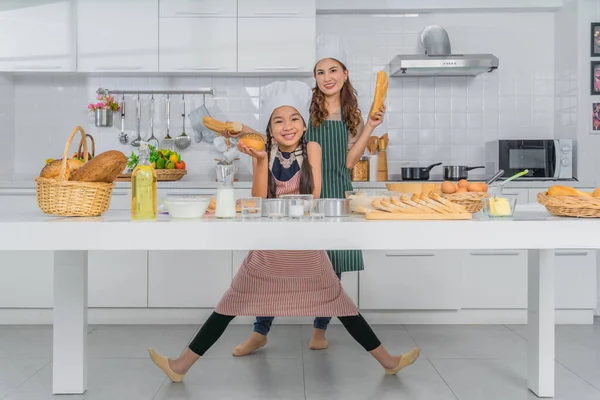 Asiatique Mère Petite Fille Avoir Amusant Cuisson Boulangerie Ensemble Dans — Photo