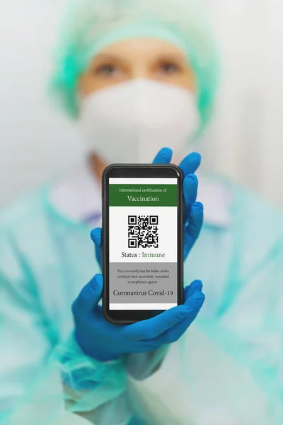 Selektiv Fokusering Digitalt Covid Vaccinationsintyg Med Kod Smartphone Applikation Som — Stockfoto