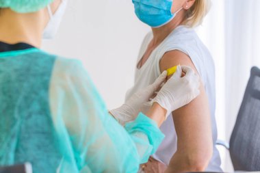 Hastanedeki Coronavirus covid-19 aşısı bittikten sonra hastalar için yapıştırıcı bandaj kullanmaya odaklanmış.