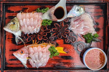 Beyaz balığın Japon yemeği geçmişi ya da soya soslu çiğ çiğ balık.