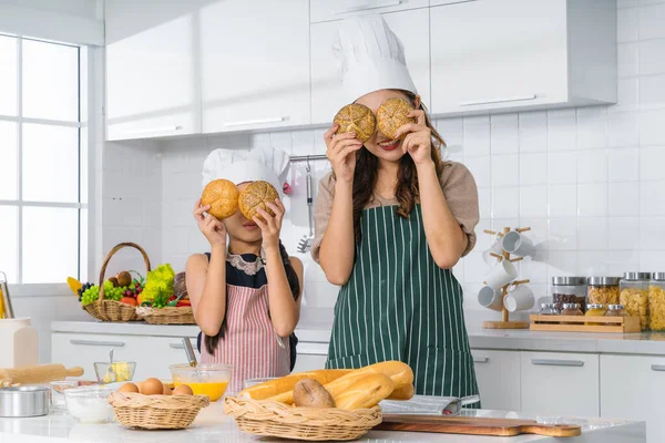 Asiático Madre Poco Hija Tener Divertido Hornear Panadería Juntos Cocina — Foto de Stock