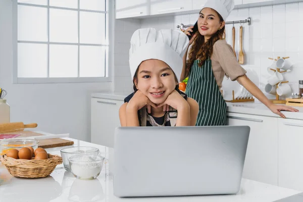 Asiático Niña Teniendo Divertido Aprender Hornear Panadería Línea Cocina Con — Foto de Stock