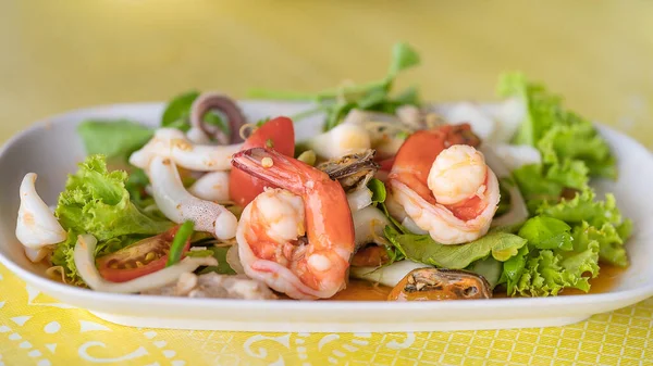 Antecedentes Comida Tailandesa Espigas Tailandesas Ensalada Mariscos Mixtos Plato Blanco — Foto de Stock