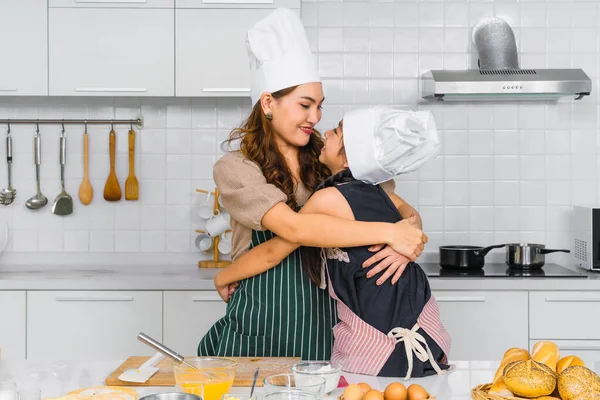 Asiatique Mère Petite Fille Avoir Amusant Cuisson Boulangerie Ensemble Dans — Photo