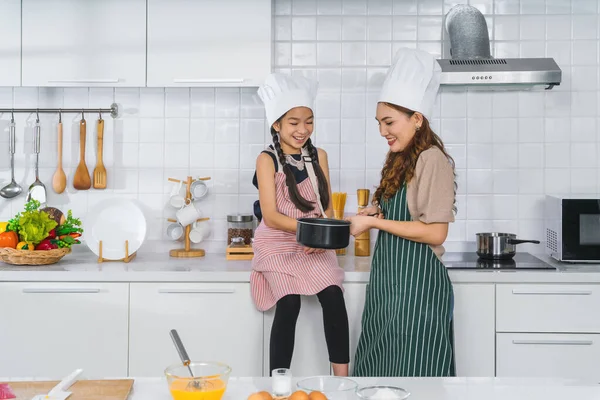 Asiático Madre Poco Hija Sentado Cocina Después Tener Divertido Cocinar — Foto de Stock