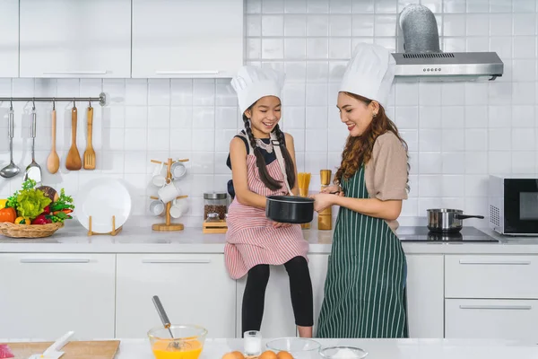 Asiatique Mère Petite Fille Assis Dans Cuisine Après Avoir Amusant — Photo