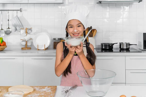 Retrato Niña Asiática Cocina Panadería Mostrando Panadería Casa — Foto de Stock