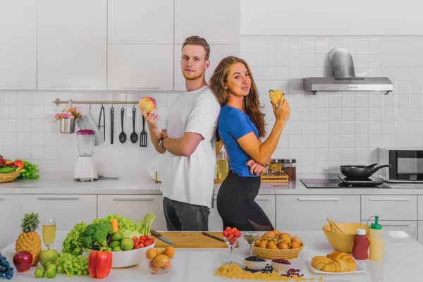 Coppia Caucasica Marito Moglie Avendo Momento Romantico Divertente Cucinare Preparare — Foto Stock