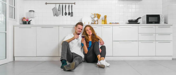 Casal Jovem Caucasiano Afetuoso Sorrindo Sentados Contentes Juntos Chão Cozinha — Fotografia de Stock