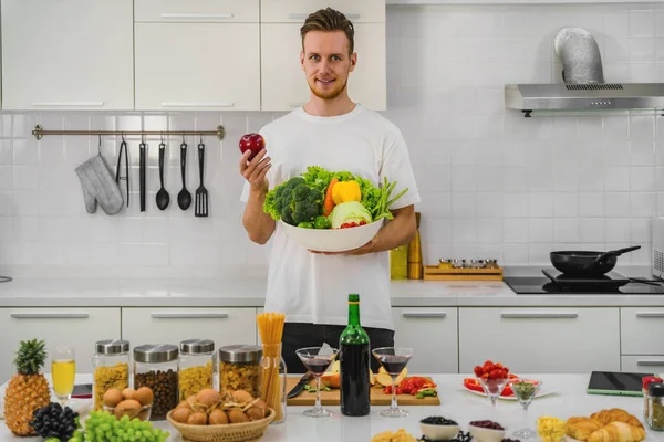 Retrato Homem Caucasiano Segurando Maçã Tigela Salada Vetgetable Mãos Cozinha — Fotografia de Stock
