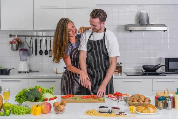 Pareja Caucásica Marido Mujer Teniendo Momento Romántico Divertido Cocinar Preparar — Foto de Stock