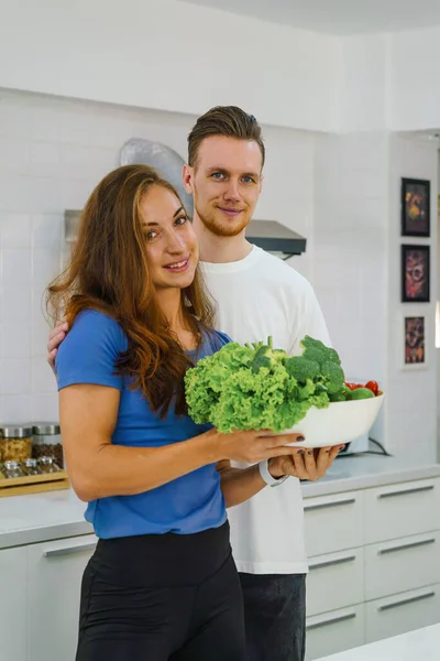 Pareja Caucásica Marido Mujer Teniendo Momento Romántico Divertido Cocinar Preparar — Foto de Stock