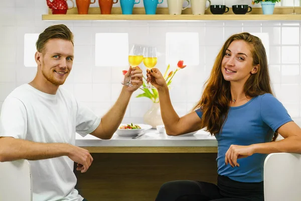 Pareja Joven Caucásica Marido Mujer Beber Vino Blanco Juntos Cena — Foto de Stock