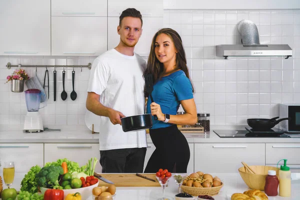 Pareja Caucásica Marido Mujer Teniendo Momento Romántico Divertido Cocinar Preparar — Foto de Stock