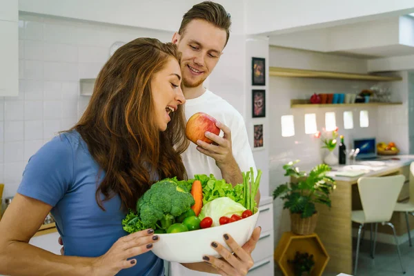 Casal Caucasiano Marido Mulher Tendo Momento Romântico Divertido Cozinhar Preparar — Fotografia de Stock