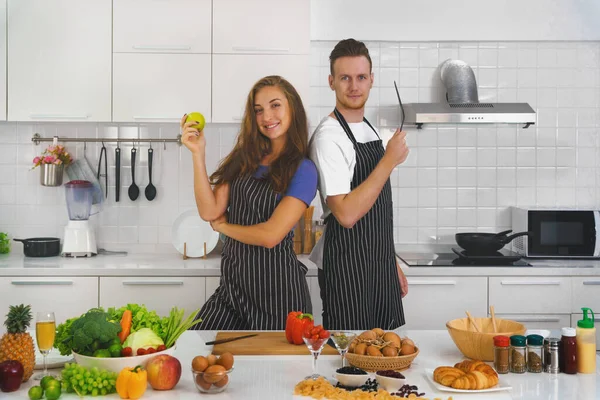 Pareja Caucásica Marido Mujer Teniendo Momento Romántico Divertido Cocinar Preparar — Foto de Stock