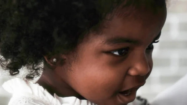 アフリカ系の少女の肖像画です — ストック写真
