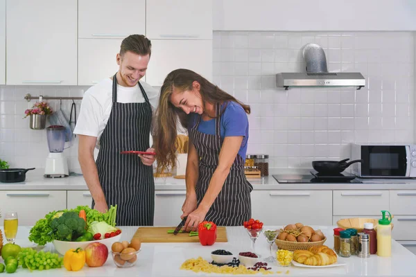 Pareja Caucásica Marido Mujer Teniendo Momento Romántico Divertido Cocinar Preparar — Foto de Stock