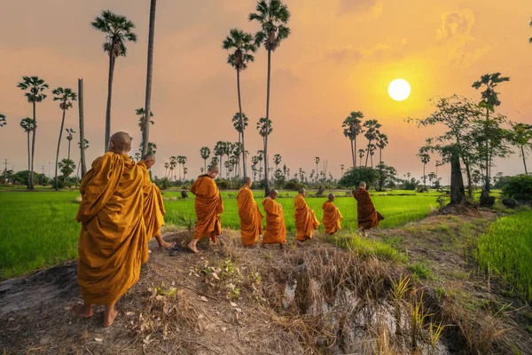 Buddhist Αρχάριος Οδηγεί Από Βουδιστής Μοναχός Κρατώντας Ελεημοσύνη Μπολ Περπάτημα — Φωτογραφία Αρχείου