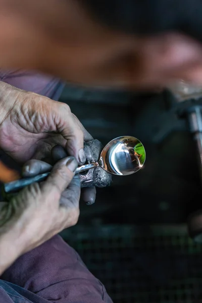 Bangkok Tailandia Agosto 2018 Trabajador Artesano Local Está Haciendo Tenedor — Foto de Stock