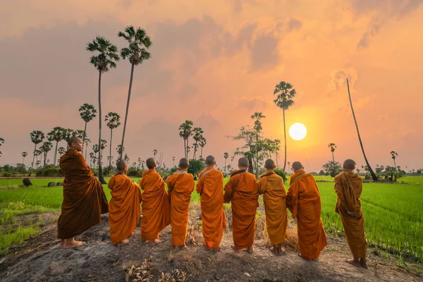 Buddhist Αρχάριος Οδηγεί Από Βουδιστής Μοναχός Κρατώντας Ελεημοσύνη Μπολ Στέκεται — Φωτογραφία Αρχείου