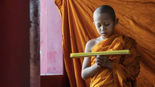 Porträtt Thailändsk Buddhistisk Novis Orange Mantel Stående Och Läsa Buddhismen — Stockfoto