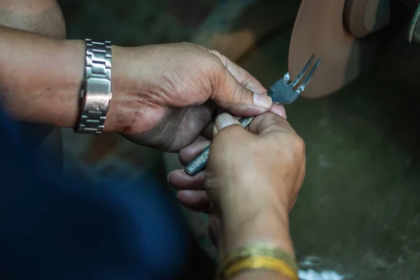 Selectivo Centrado Trabajador Artesano Local Está Haciendo Tenedor Bronce Cuchara — Foto de Stock