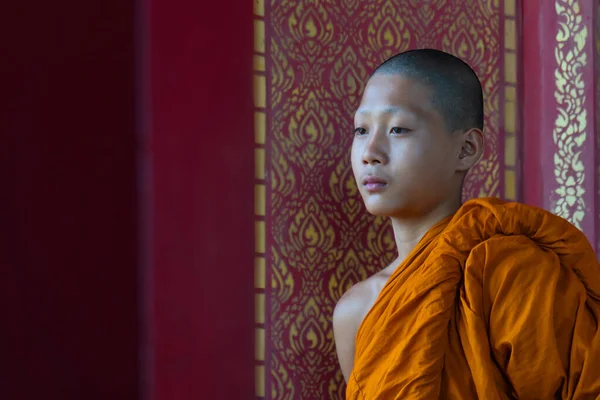 Buddist Novis Munk Orange Mantel Står Vid Fönstret Buddisttemplet — Stockfoto