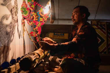 Nakhon Si Thammarat, Tayland - Temmuz 2018 Taylandlı gölge kukla sanatçısı Nang Thalung Thai geleneksel gölge kukla gösterisi öğrenci gölge musiam ve Tayland 'ın güneyinde tiyatro