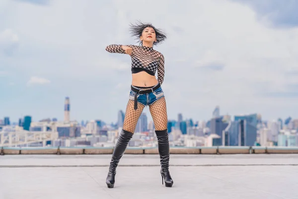 Danseuse Asiatique Montrant Des Performances Danse Contemporaine Moderne Sur Toit — Photo