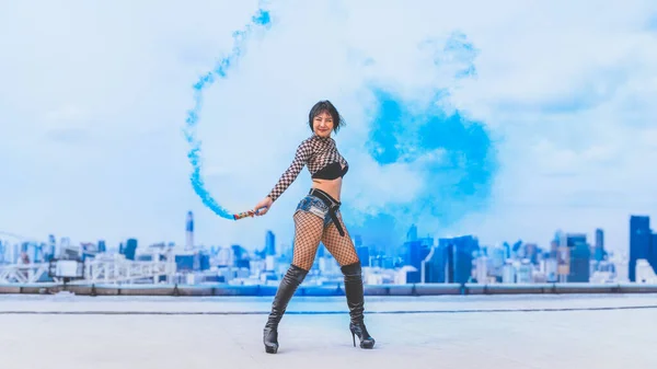 Danseuse Asiatique Montrant Performance Danse Contemporaine Moderne Avec Fumée Couleur — Photo
