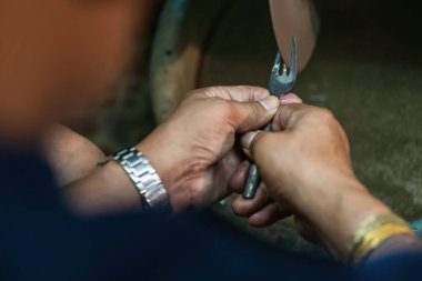 Bangkok Tayland 'daki klasik bronz el yapımı fabrikada bronz çatal ve kaşık sofra takımı yapan yerel bir zanaatkar seçildi.